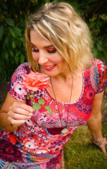 Britta Voss mit Blume